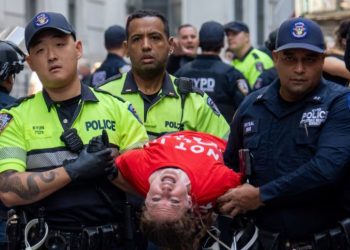 Nyu Yorkda sionist rejiminin silahlandırılmasına etiraz edən onlarla insanın həbs olunması