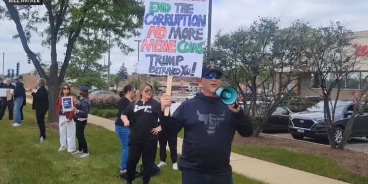 ABŞ-da Tramp hökumətinə qarşı 63 kilometr uzunluğunda insan zənciri yaradılıb