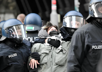 Alman polisi Fələstin tərəfdarlarını dəyənəklə qarşılayıb