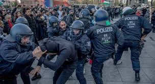 Alman polisi Fələstin tərəfdarı olan nümayişçilərə vəhşicəsinə hücum edib