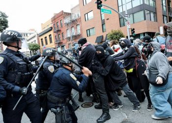 İctimai qəzəbdən polis vəhşiliyinə qədər; Amerikanın alovlu küçələrinin vizual təsviri