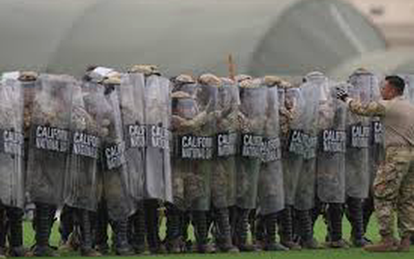 Texasda etirazçılarla mübarizə aparmaq üçün zorakı qüvvələr sıraya düzülüb